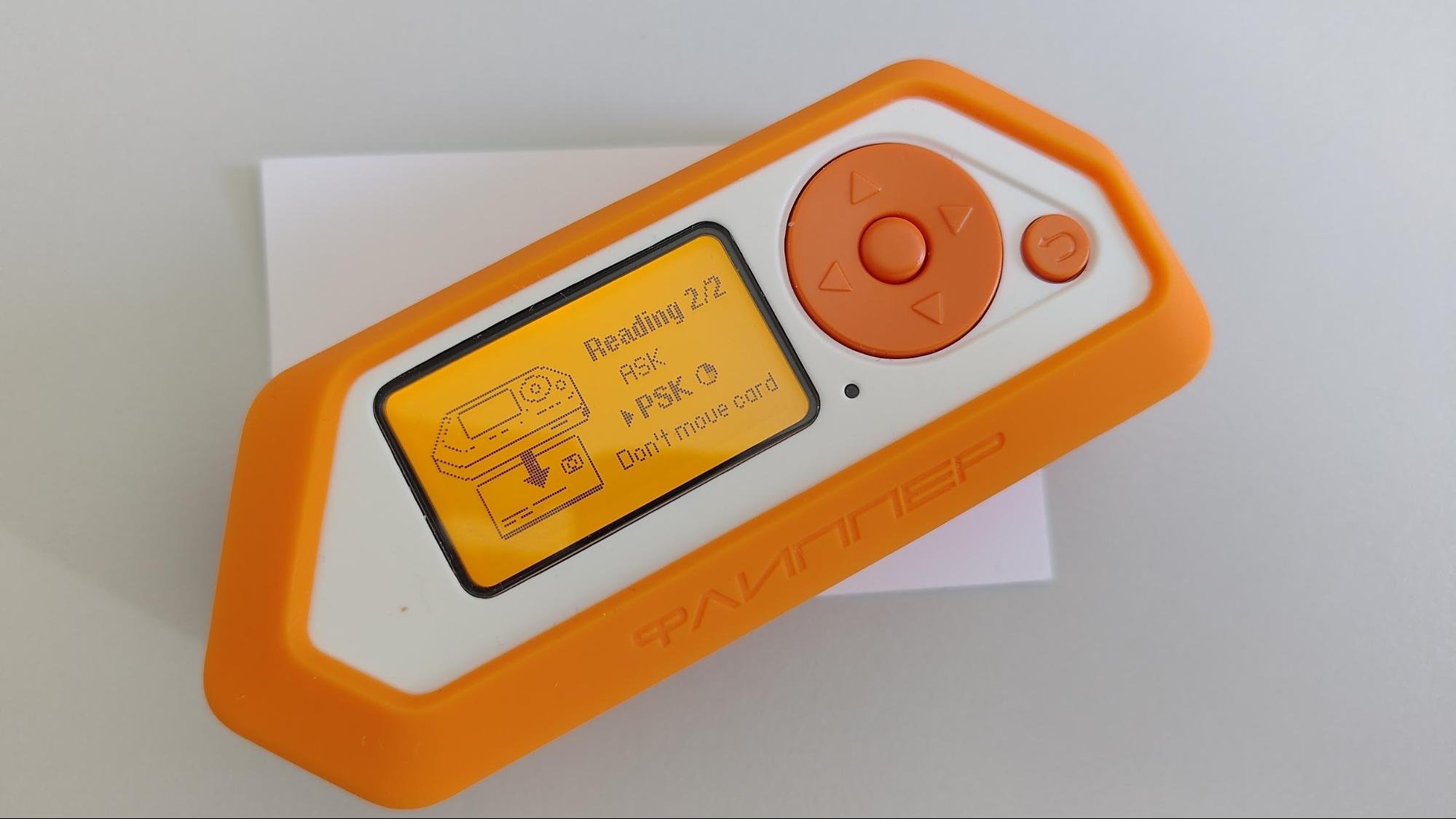 Một Flipper Zero đọc chìa khóa RFID